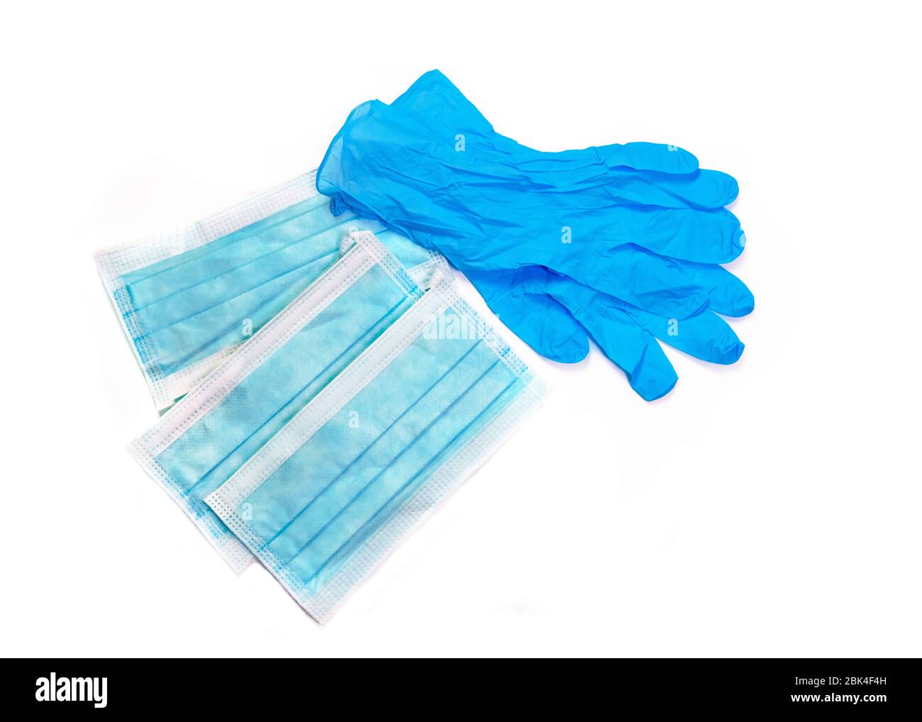 dispositivi di protezione individuale coppia di guanti in lattice blu con maschera facciale , che si potrebbe indossare per portarvi da un virus , isolato su un dorso bianco Foto Stock