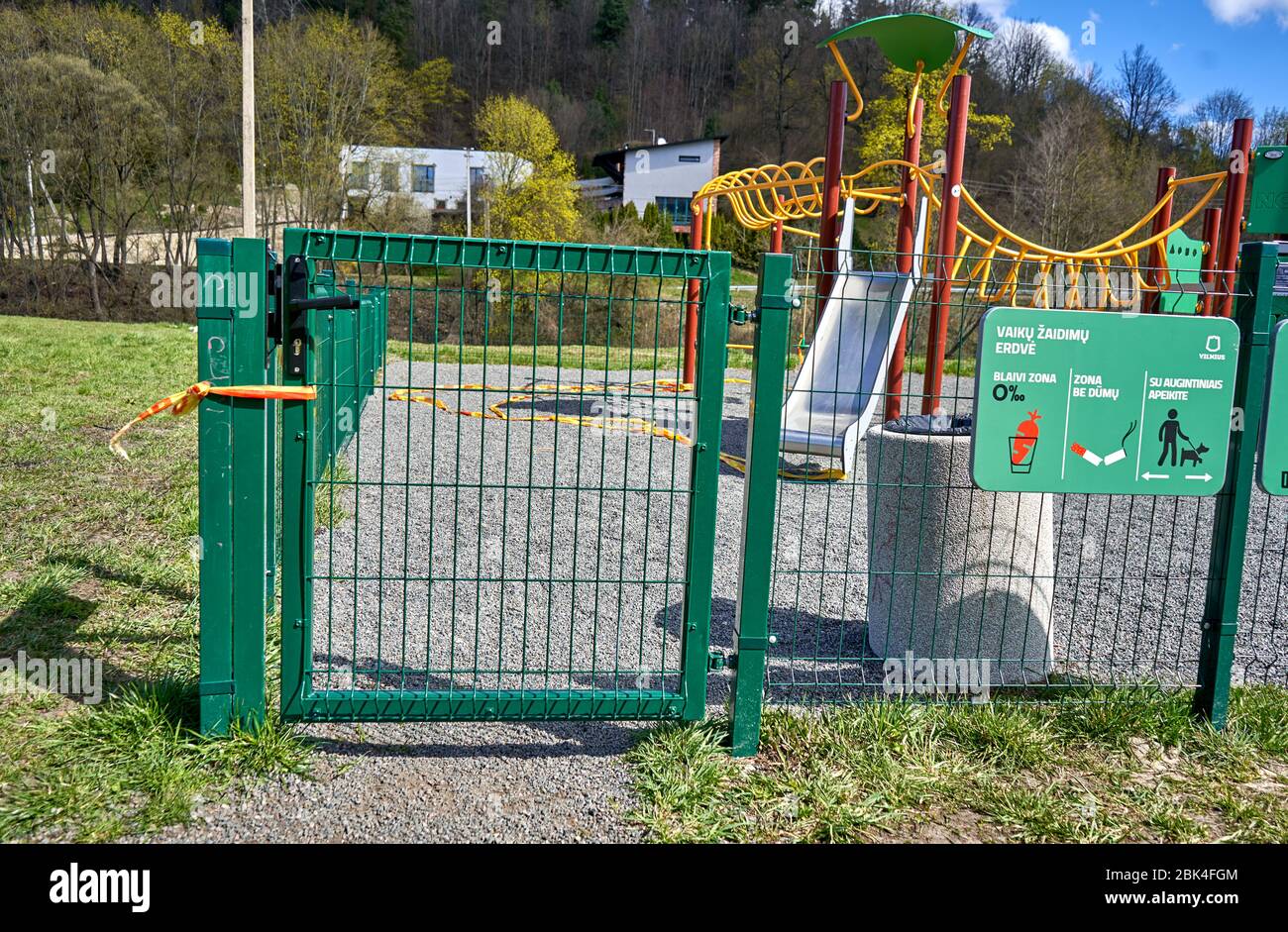 Il parco giochi per bambini è chiuso a causa della minaccia di virus Foto Stock