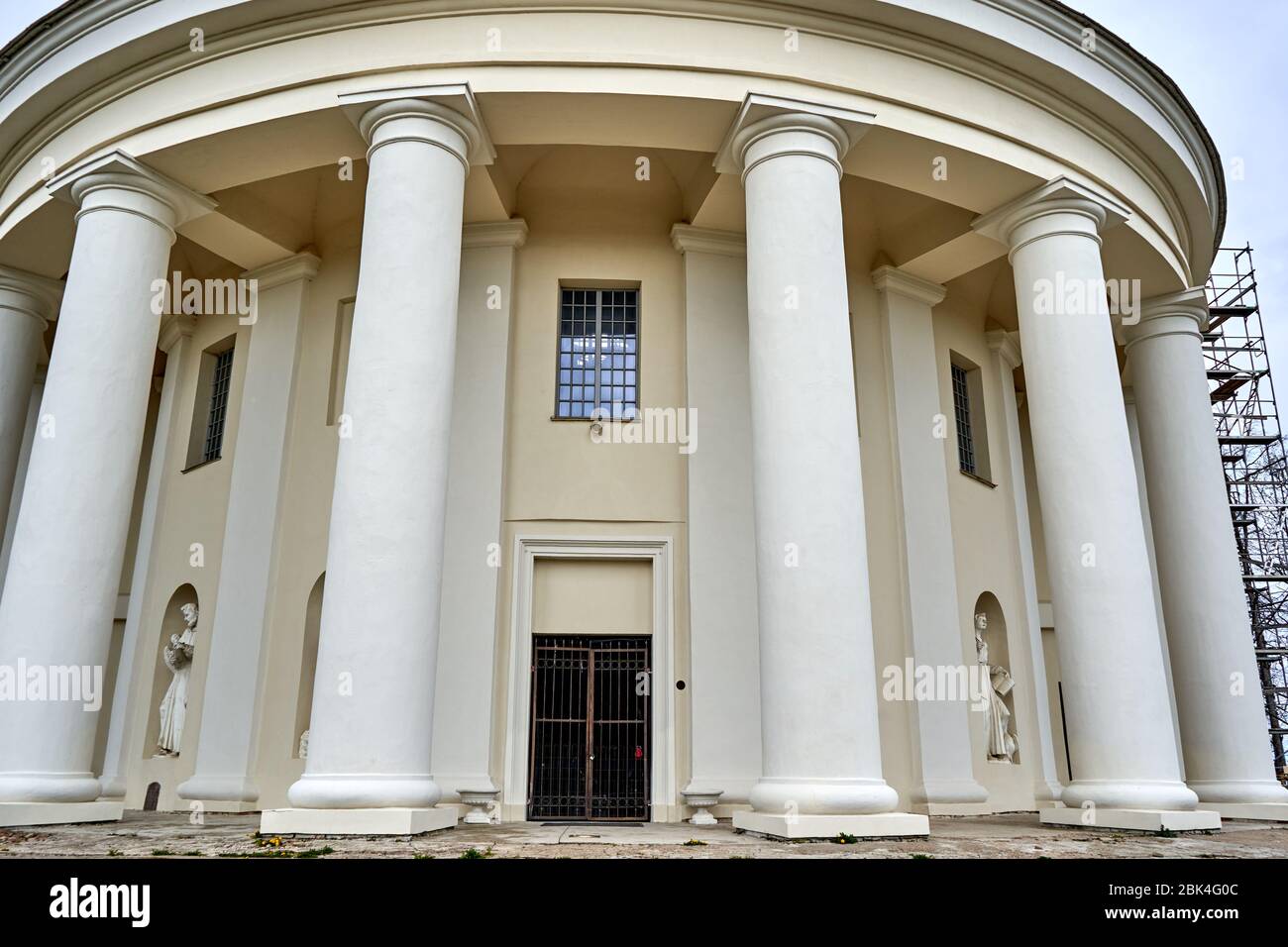 Facciata della chiesa con enormi colonne di fronte Foto Stock