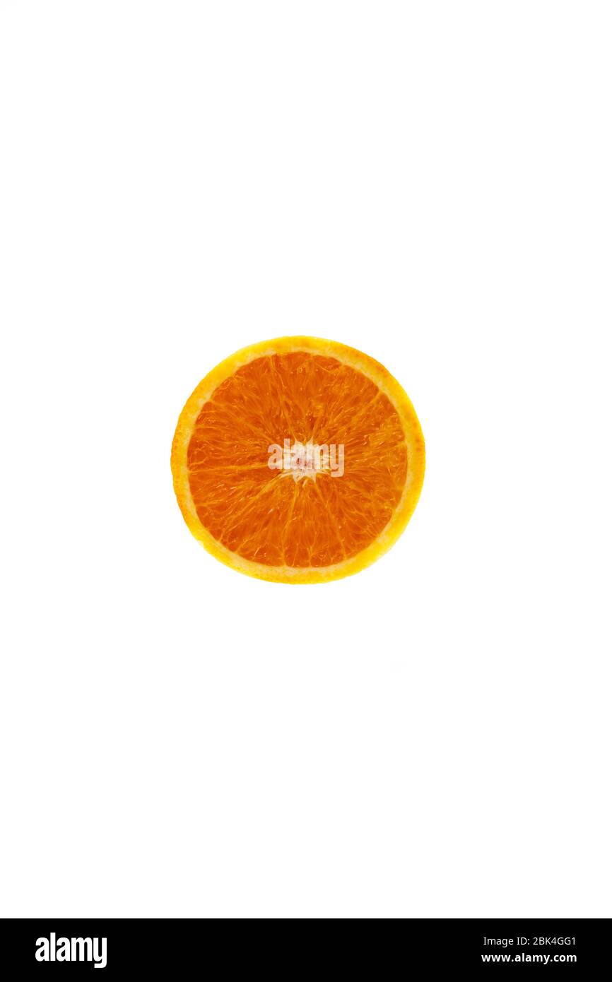 Arancio tagliate a metà su sfondo bianco Foto Stock