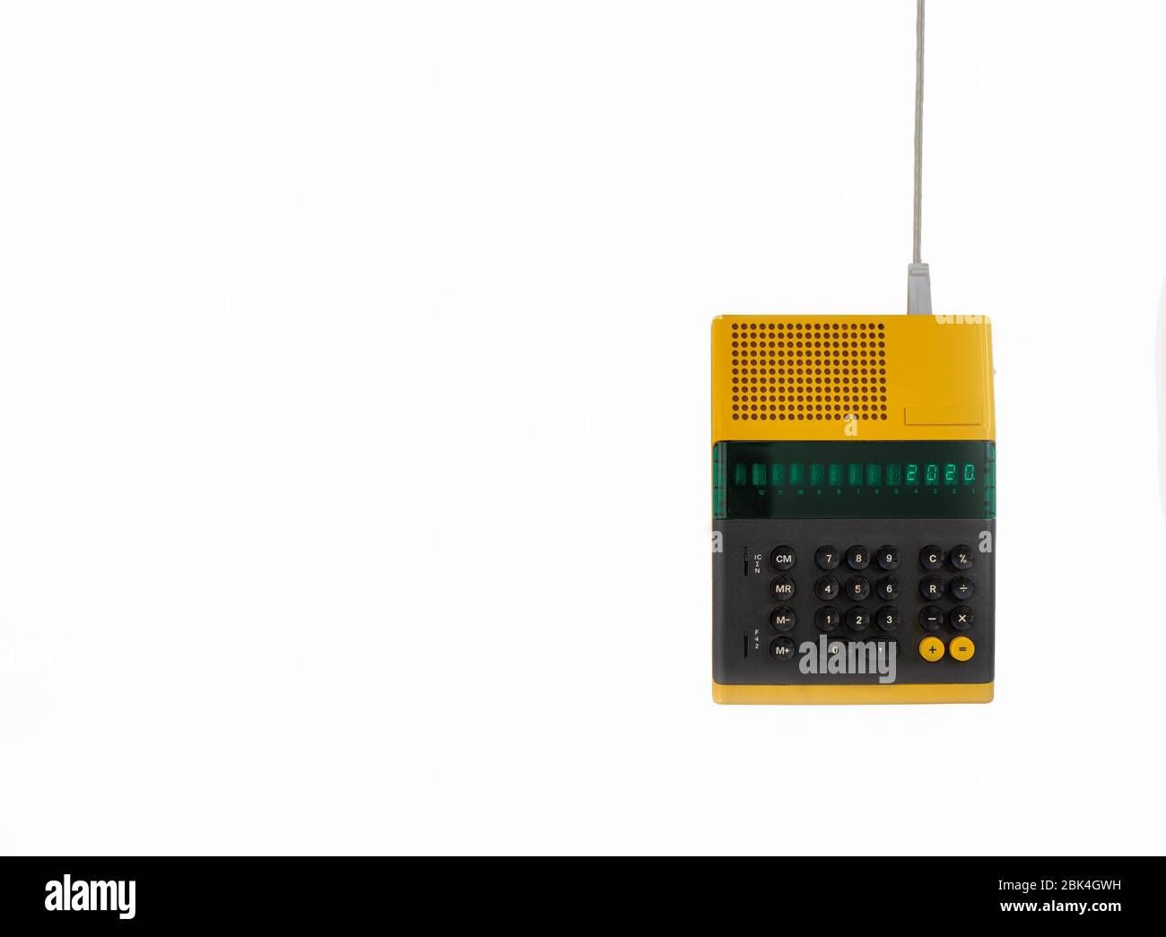 Vecchio modello di computer degli anni '80 su sfondo bianco, è acceso scrive 2020 e un notebook con una penna pronta per le note. Foto Stock