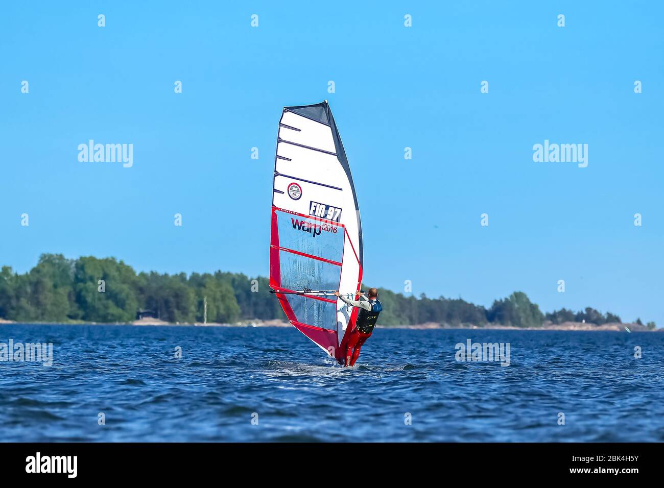 Il windsurf è un hobby popolare in Finlandia. Può essere fatto su molti laghi finlandesi ma i venti migliori si arriva sul mare. Foto Stock