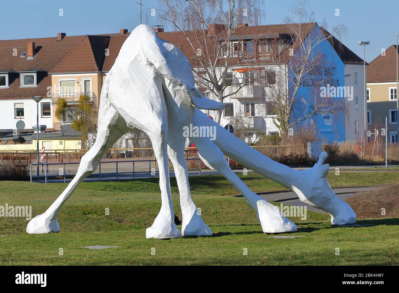 La "Big White Giraffe" è un punto di riferimento nella città di Wolfsburg, in Germania. L'arte pace si trova vicino alla strada di accesso alla città ed è difficile da perdere. Foto Stock