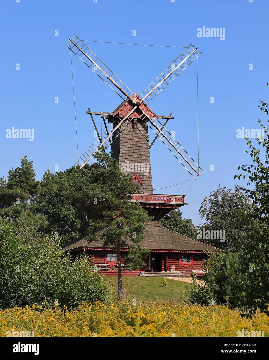 Il museo dei mulini a vento e dei mulini ad acqua in Germania è uno dei suoi tipi in Europa. I mulini sono riproduzioni originali o accurate e sono impostati sul paesaggio. Foto Stock