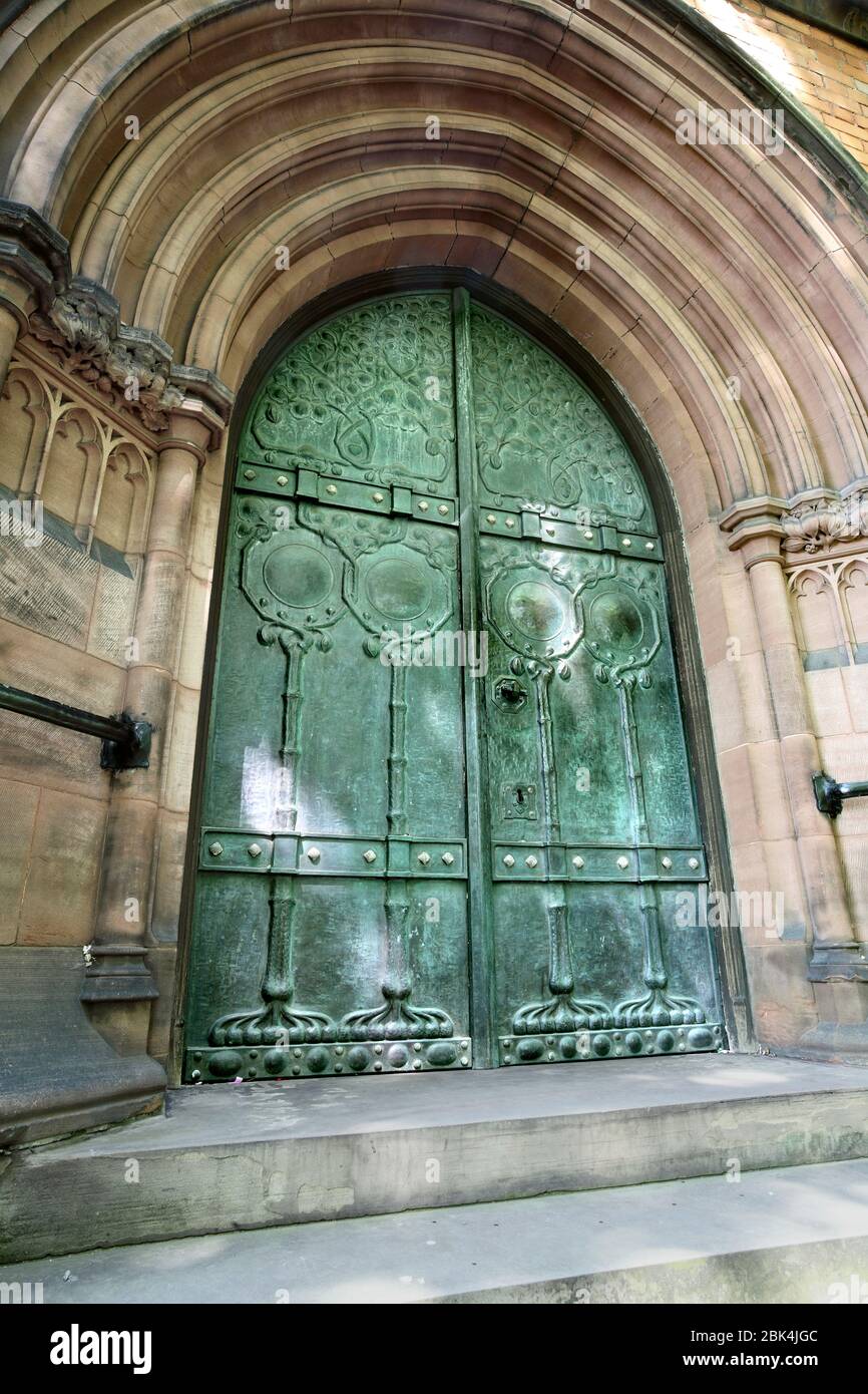Porte d'ingresso alla Chiesa unitaria, Ullet Road, Liverpool. Porte in rame con design Art Nouveau di Richard Llewellyn Rathbone. 1896-9. Foto Stock