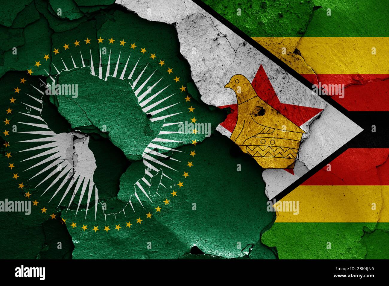 Bandiere dell'Unione Africana e dello Zimbabwe dipinte su un muro crollato Foto Stock