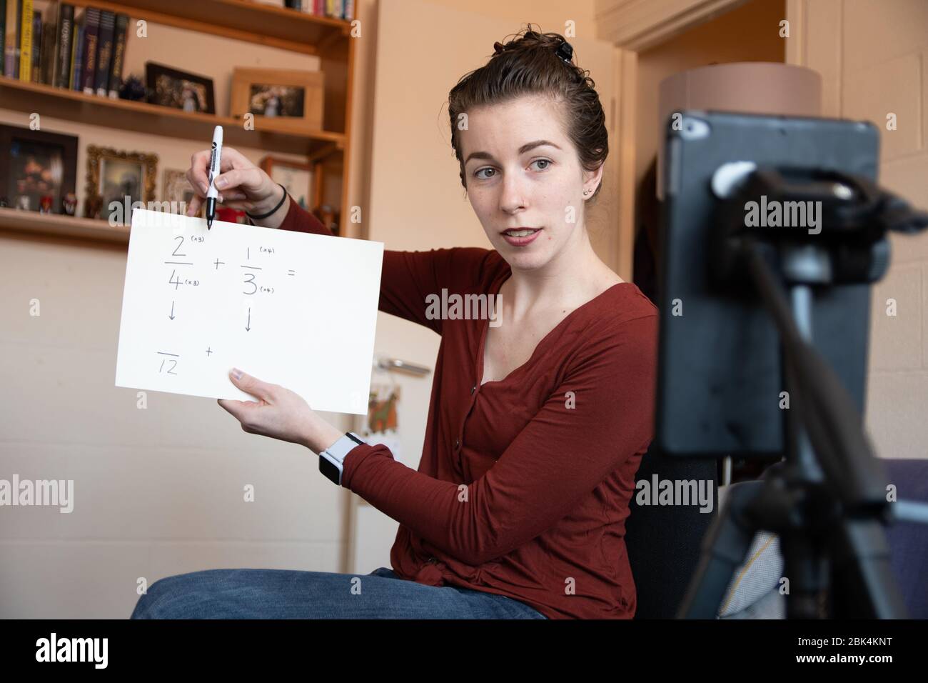 Gli insegnanti sono costretti ad insegnare lezioni di scuola online praticamente da casa sotto le restrizioni del coronavirus Foto Stock