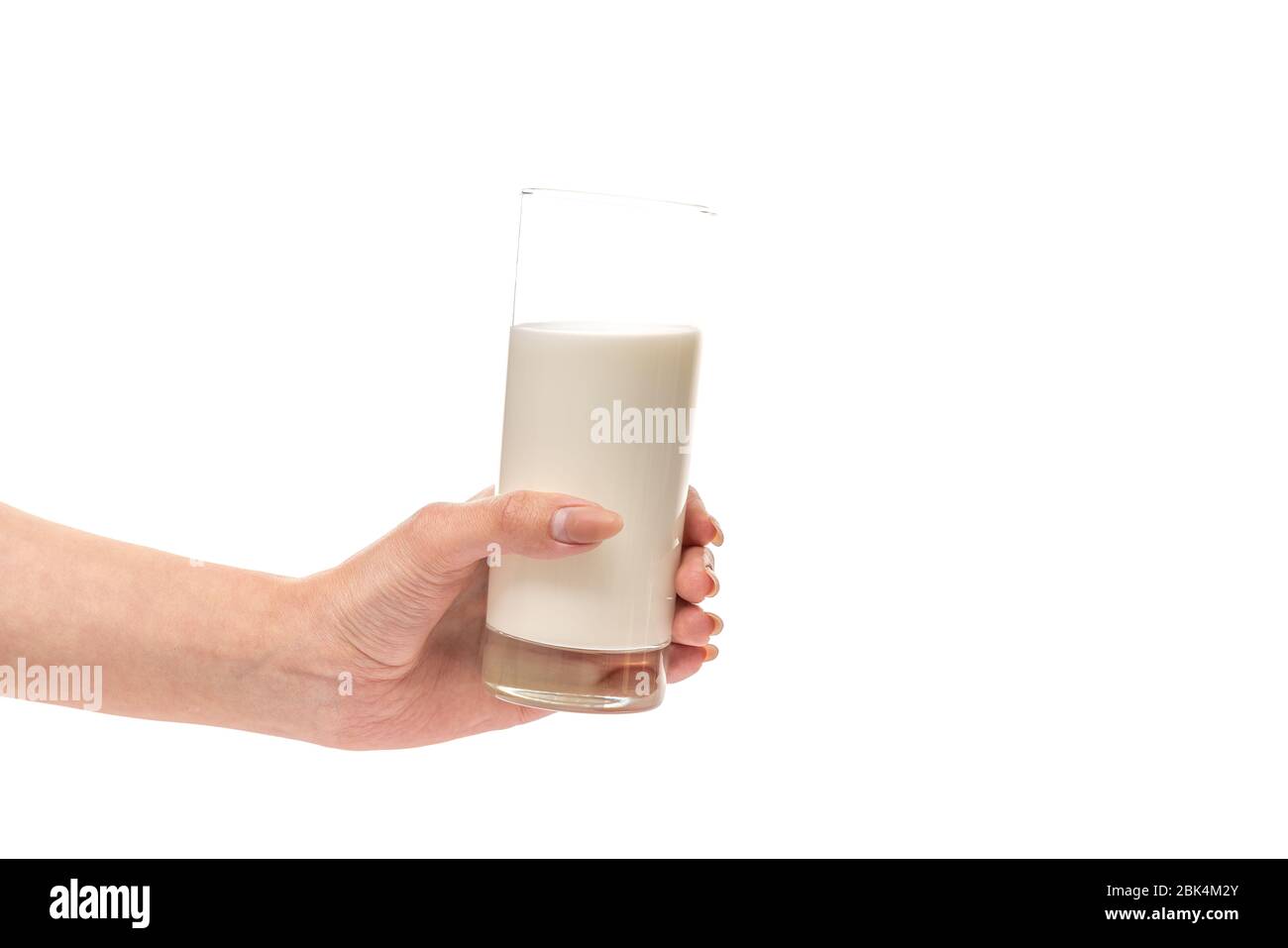 La mano femminile contiene un bicchiere di latte isolato su sfondo bianco Foto Stock