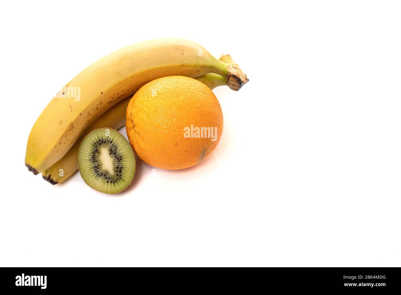 Banana, kiwi e arancio isolati su sfondo bianco Foto Stock