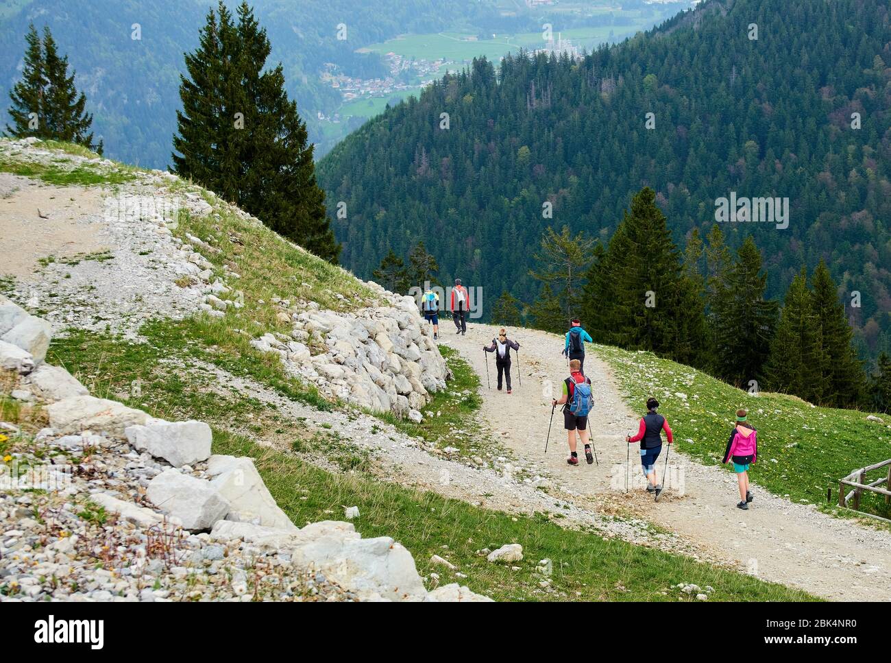 Pfronten, Germania, 26 aprile 2020. Escursionista in corona Times sulla montagna Breitenberg il 26 aprile 2020 a Pfronten, Baviera, Germania. © Peter Schatz / Alamy Live News Foto Stock