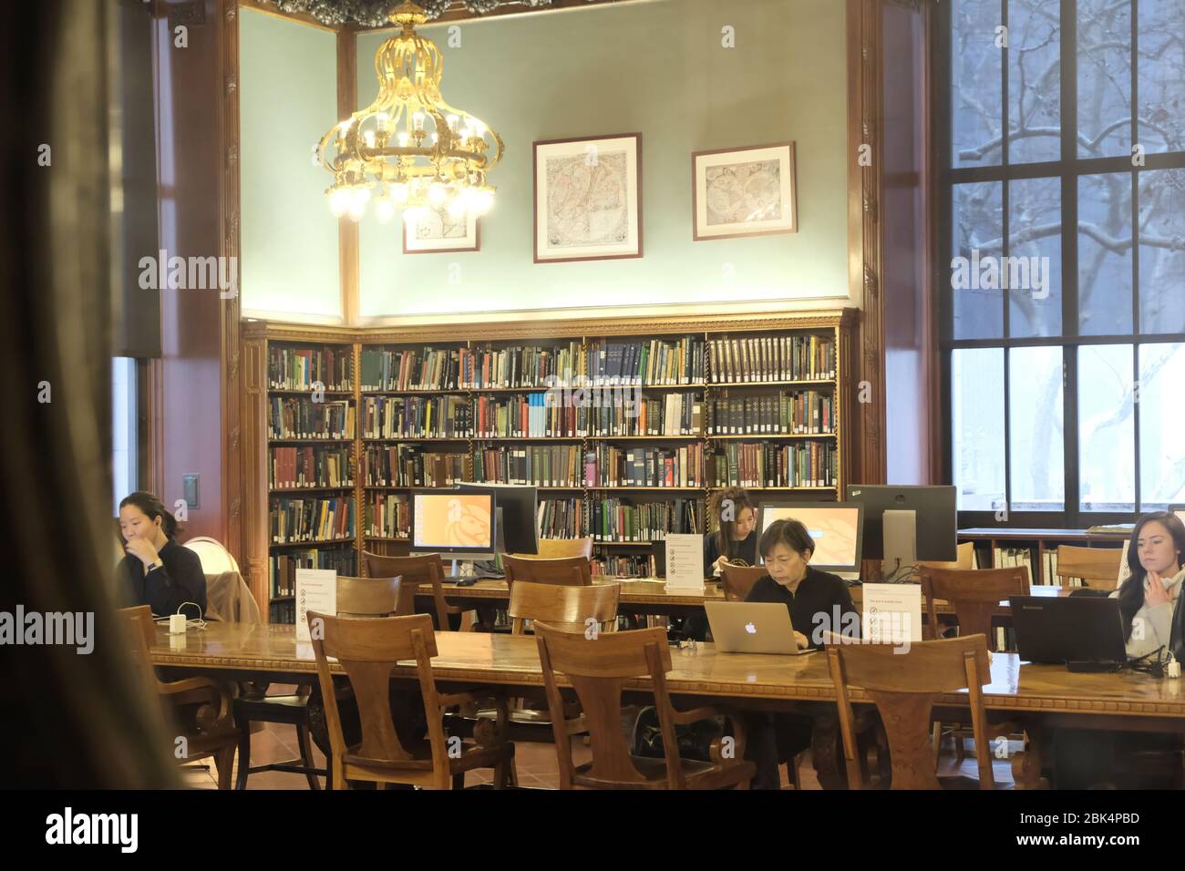 New York, NY/USA-Dicembre 2017: La Biblioteca pubblica di New York ha diverse sale di studio dove i visitatori possono studiare e utilizzare i libri e i computer sul posto. Foto Stock