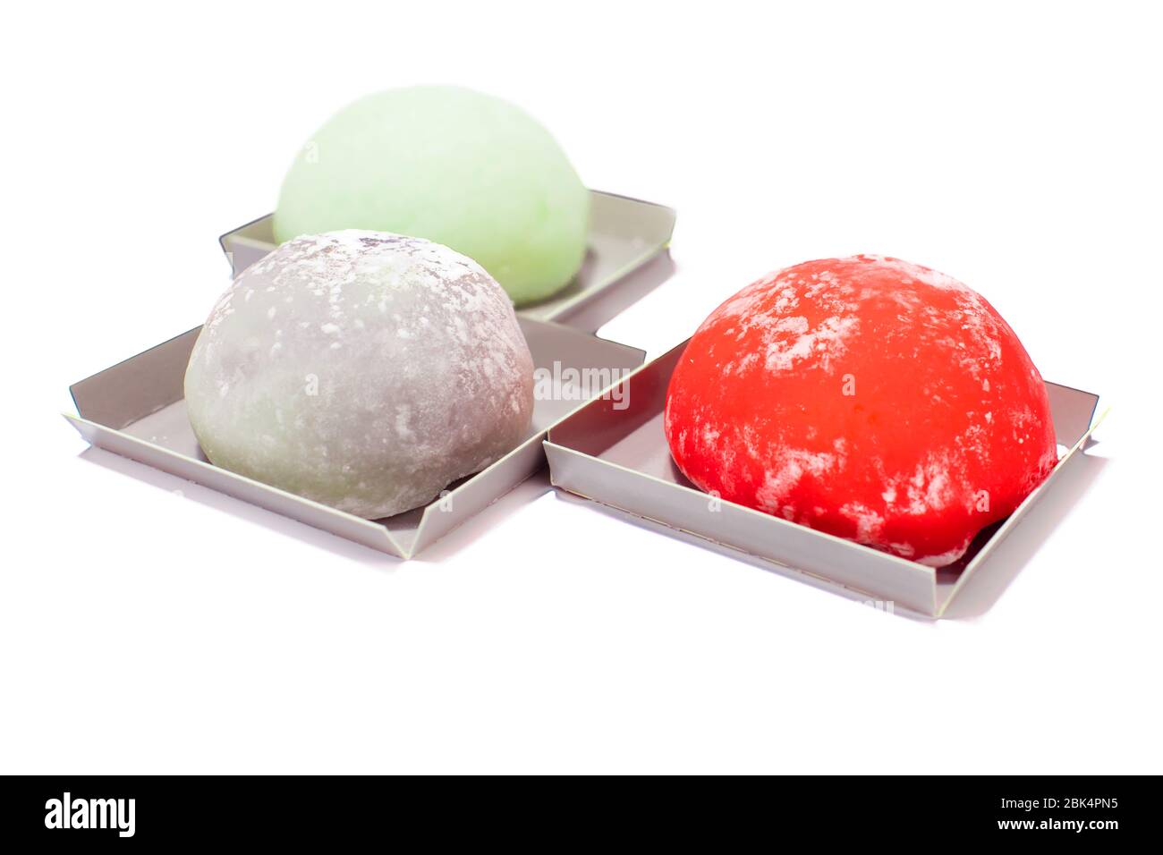 Un set di tre mochi colorati isolati su sfondo bianco. Dessert giapponese Foto Stock