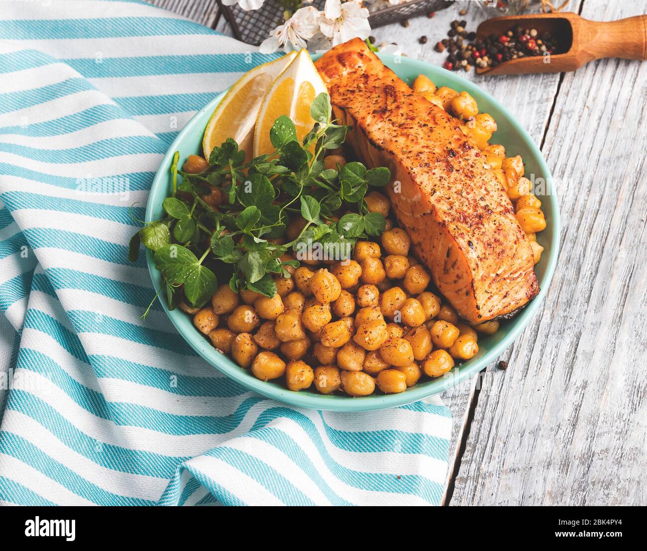 filetto di salmone arrosto al forno con ceci, limone e germogli di piselli cibo sano Foto Stock