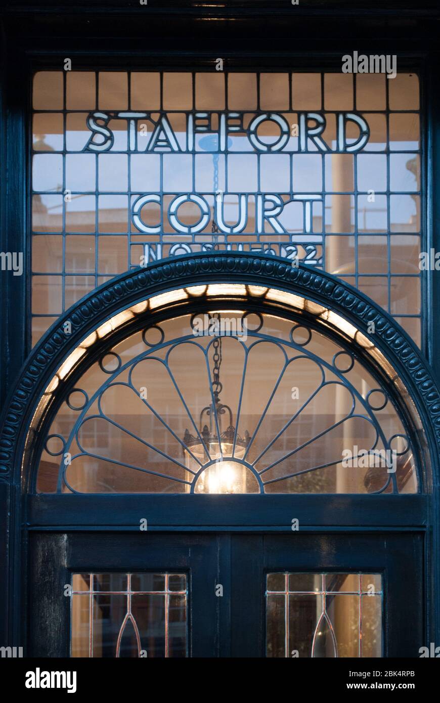Porta con finestre in vetro entrata Porch Arch Steel Light Stafford Court, Kensington High Street, Londra W8 7DW Foto Stock