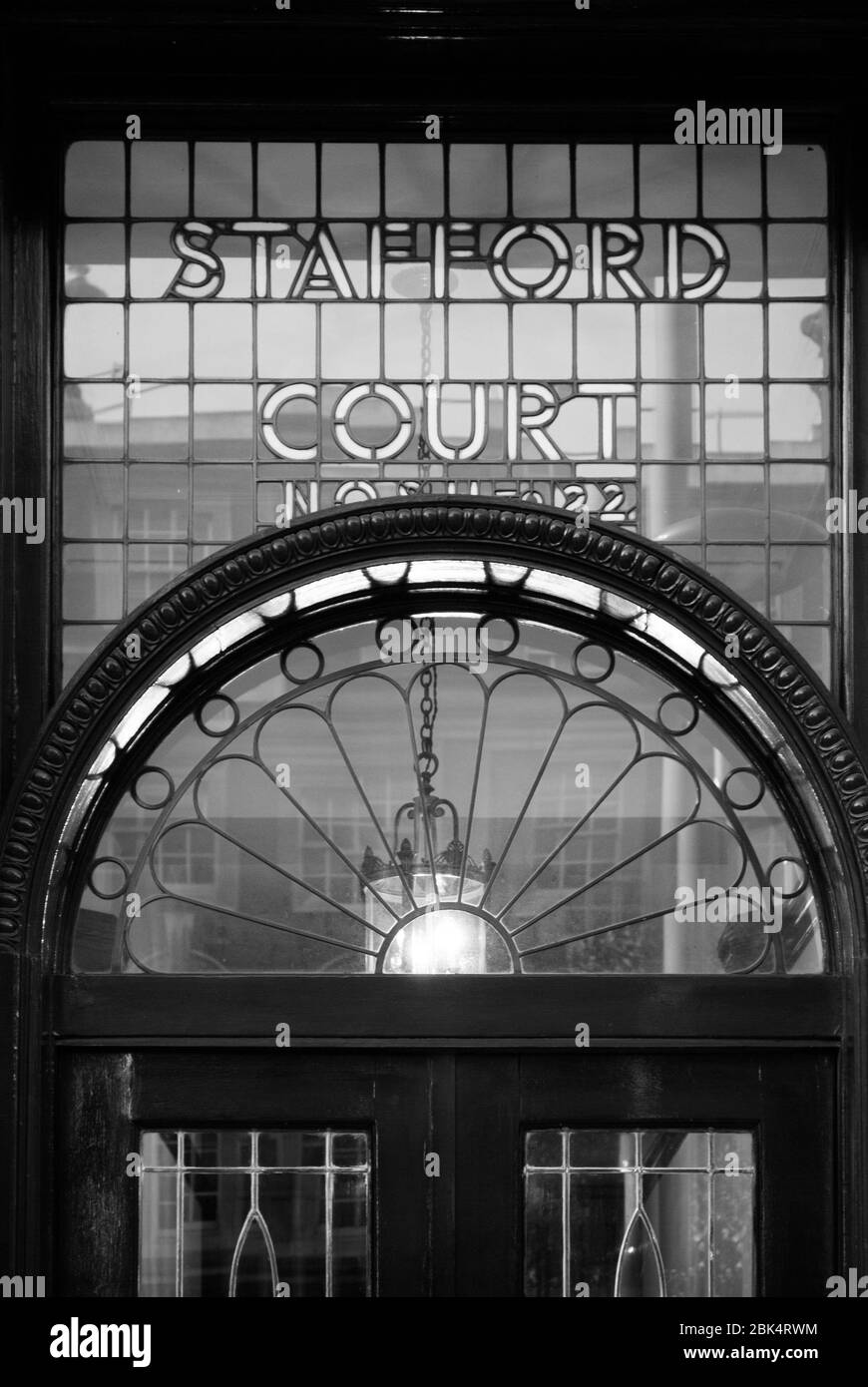 Porta con finestre in vetro entrata Porch Arch Steel Light Stafford Court, Kensington High Street, Londra W8 7DW Foto Stock