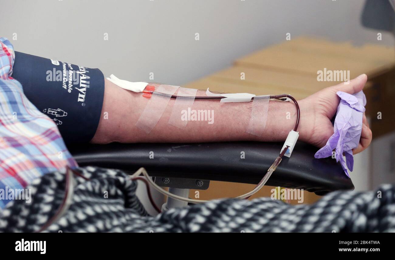 Crestwood, Stati Uniti. 1 maggio 2020. L'emittente televisiva St. Louis Blues e l'ex paziente del coronavirus John Kelly, guarda la televisione mentre dona il plasma al centro di donazione della Croce Rossa a Crestwood, Missouri, venerdì 1 maggio 2020. Kelly, che ha sofferto con il virus all'inizio di aprile, sta partecipando a uno studio per capire se il plasma sanguigno aiuta coloro che ancora combattono COVID-19.Washington i medici dell'università stanno esplorando l'idea di trasfusione degli anticorpi dal sangue dei pazienti recuperati in persone che sono attualmente malati. Foto di Bill Greenblatt/UPI Credit: UPI/Alamy Live News Foto Stock