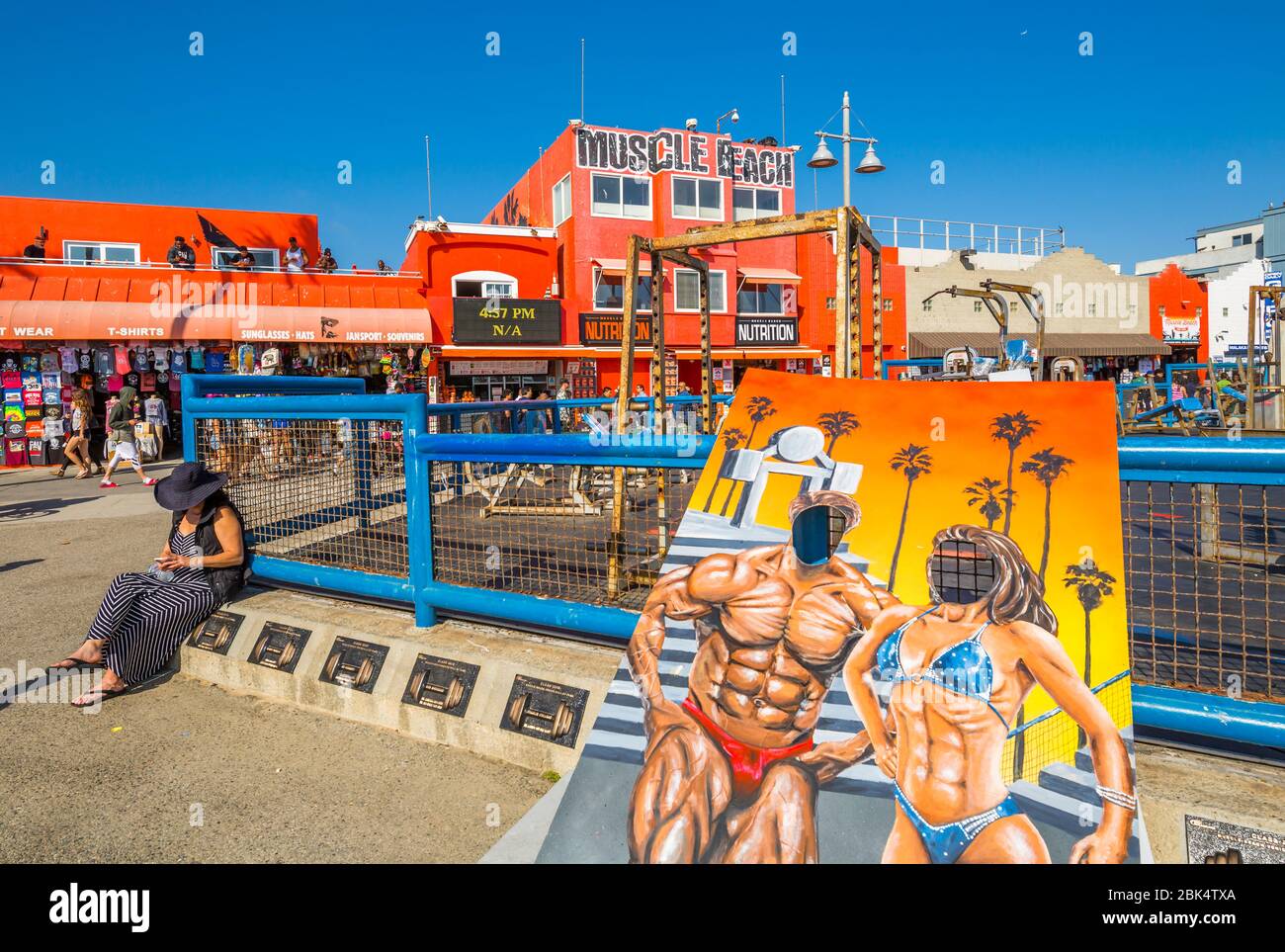 Vista di colorati negozi su Ocean Front Walk in Venice Beach, Los Angeles, California, Stati Uniti d'America, America del Nord Foto Stock