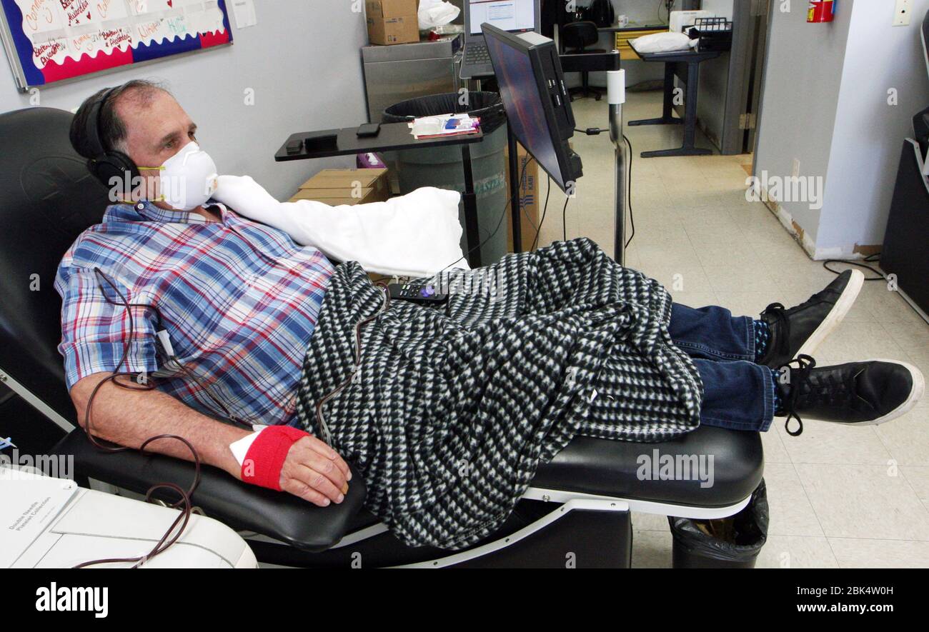 Crestwood, Stati Uniti. 1 maggio 2020. L'emittente televisiva St. Louis Blues e l'ex paziente del coronavirus John Kelly, guarda la televisione mentre dona il plasma al centro di donazione della Croce Rossa a Crestwood, Missouri, venerdì 1 maggio 2020. Kelly, che ha sofferto con il virus all'inizio di aprile, sta partecipando a uno studio per capire se il plasma sanguigno aiuta coloro che ancora combattono COVID-19.Washington i medici dell'università stanno esplorando l'idea di trasfusione degli anticorpi dal sangue dei pazienti recuperati in persone che sono attualmente malati. Foto di Bill Greenblatt/UPI Credit: UPI/Alamy Live News Foto Stock