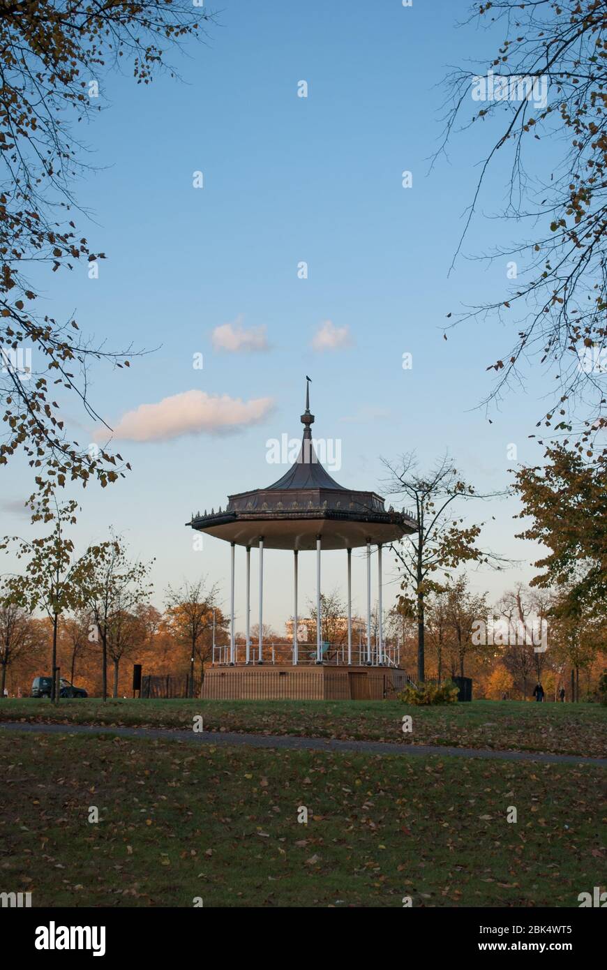 Tradizionale struttura Padiglione natura alberi naturali Giardini Parco Kensington Gardens Hyde Park London W2 Foto Stock