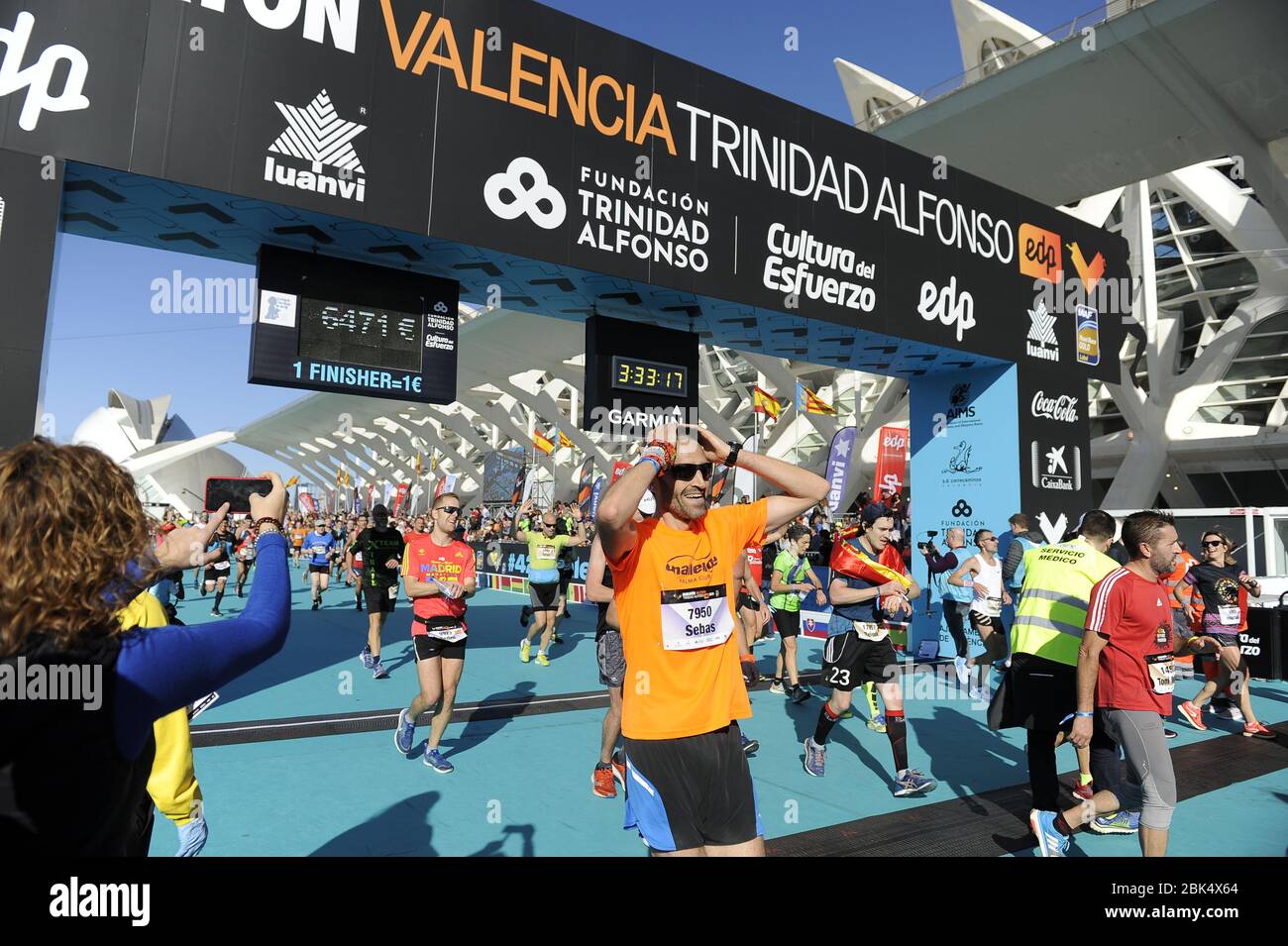VALENCIA, SPAGNA - 1 DICEMBRE 2019: I corridori che entrano nel traguardo nella maratona di Valencia 2019 Foto Stock