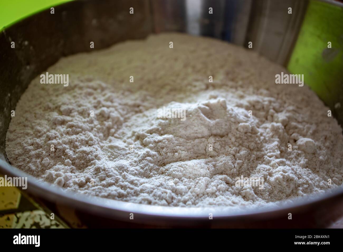 Roma, una ciotola piena di farina, l'ingrediente principale per una buona pizza. Foto Stock