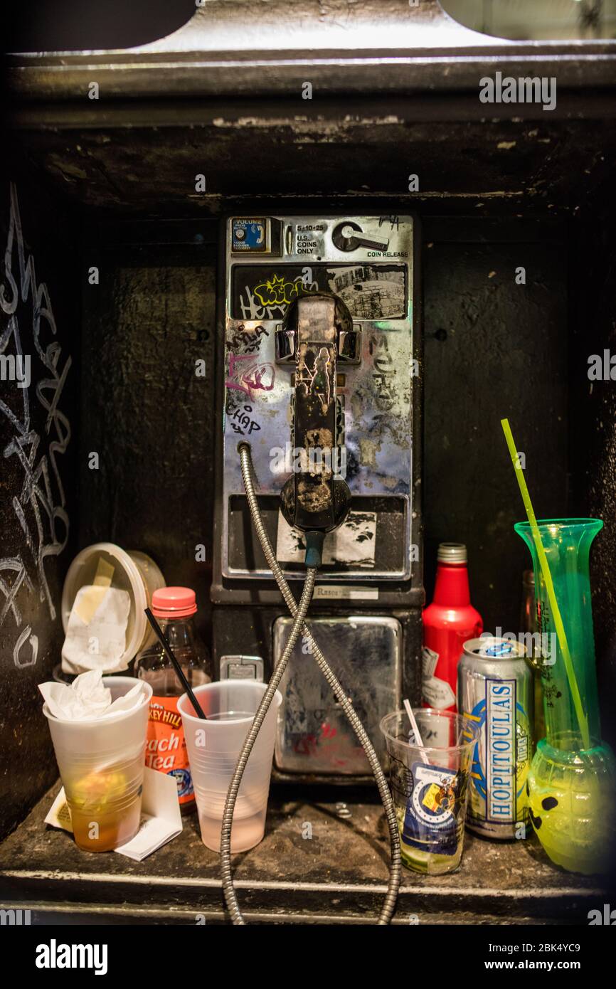 Per una notte ubriaca fuori, una cabina telefonica è buona per chiamare un taxi... o per depositare le vostre bevande... Mardis Gras in Bourbon Street nel Qtr francese Foto Stock