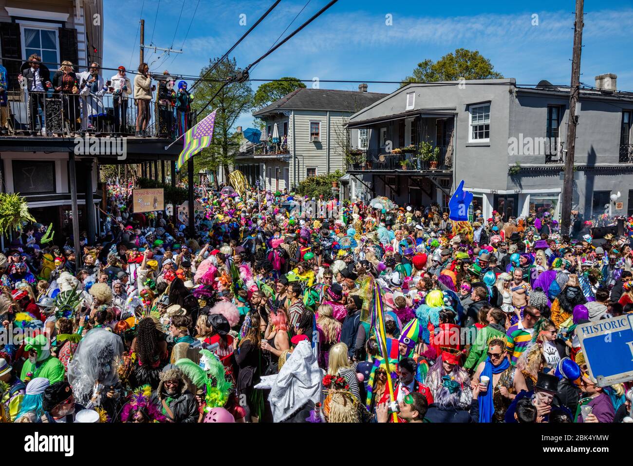 Festose folle in costume a Royal Street appena fuori dal quartiere Francese durante il Mardis Gras a New Orleans, Louisiana Foto Stock