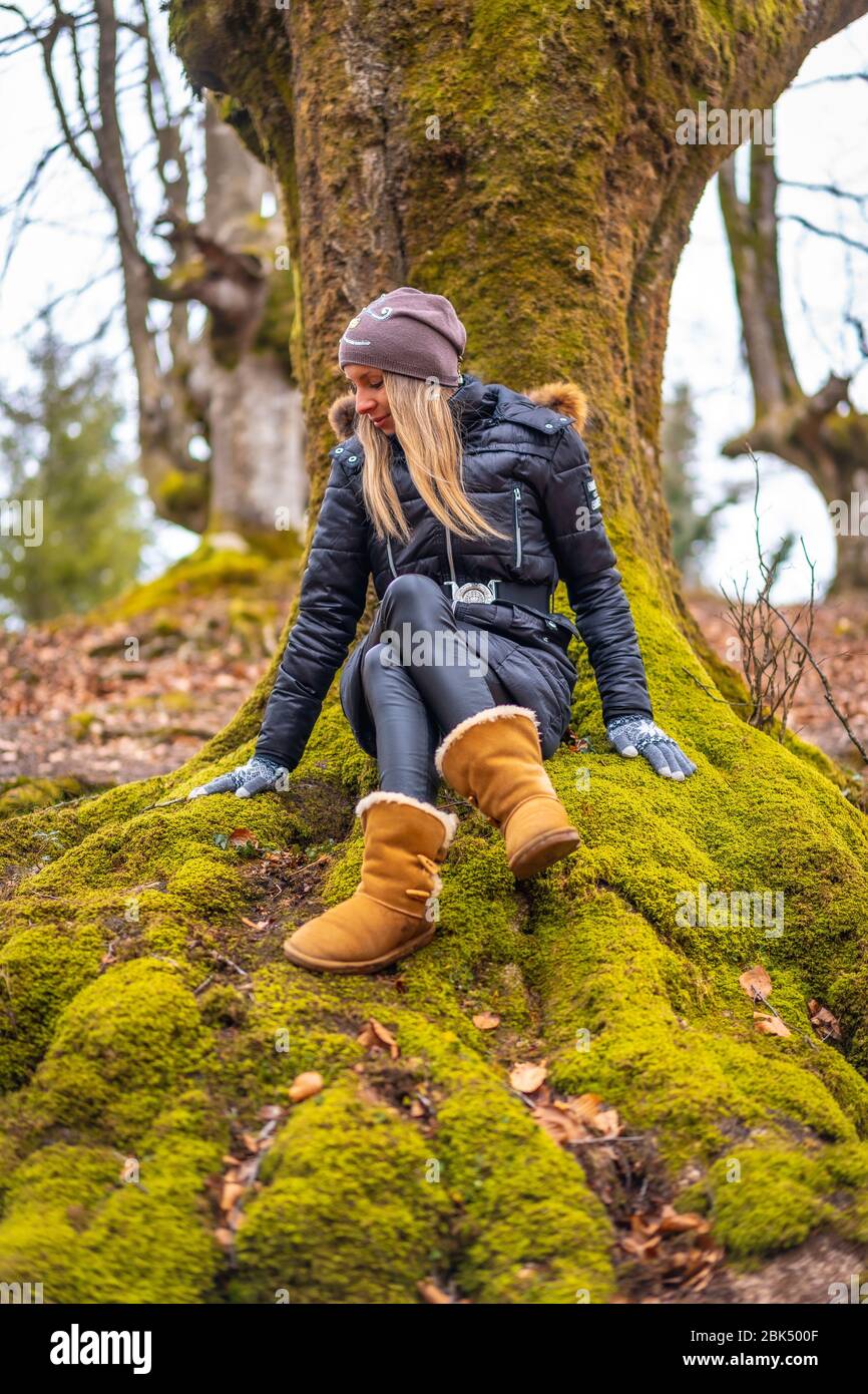 Lifestyle session, una giovane bionda in giacca a Hayedo De Otzar Foto Stock