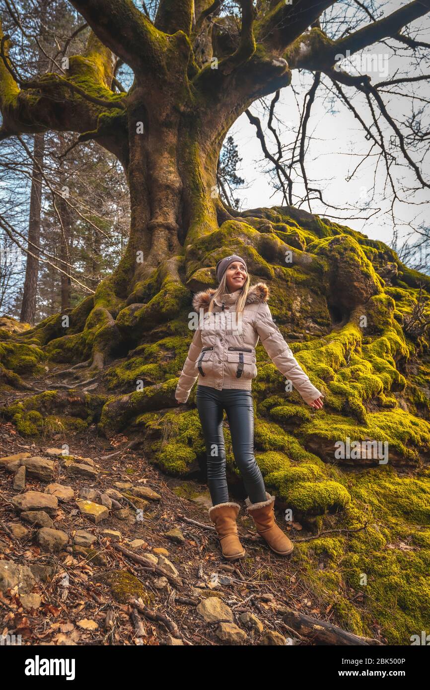 Una giovane bionda con capelli biondi in una bella foresta con molto bello Foto Stock