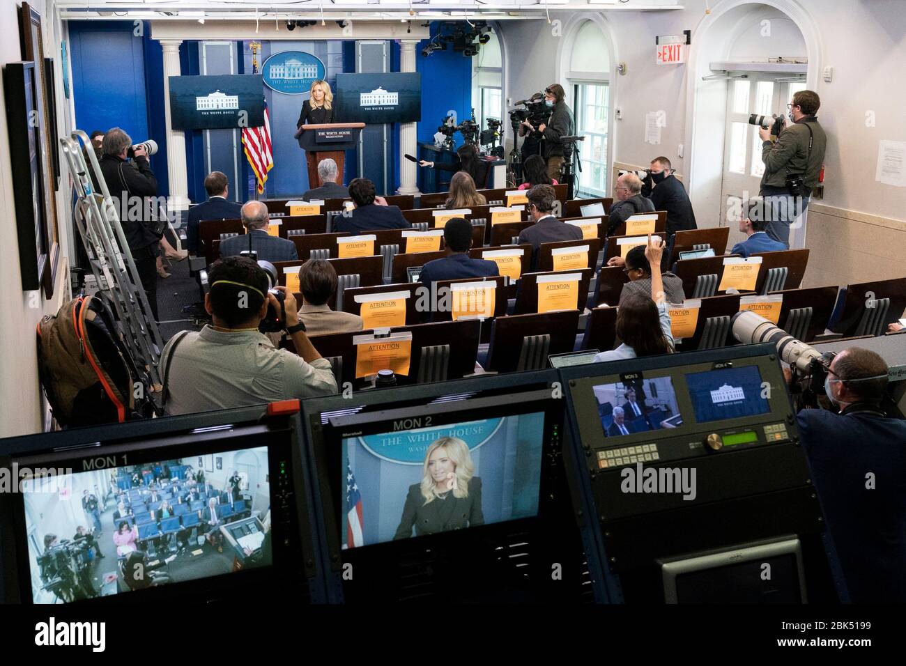 Washington, Stati Uniti d'America. 1 maggio 2020. Washington, Stati Uniti d'America. 01 maggio 2020. Il Segretario della Casa Bianca Kayleigh McEnany tiene il suo primo briefing stampa nella Briefing Room della Casa Bianca 1 maggio 2020 a Washington, DC. McEnany è il quarto segretario stampa della Casa Bianca di Donald Trumps e questo è il primo briefing stampa tra più di un anno. Credit: Joyce Boghosian/White House Photo/Alamy Live News Foto Stock