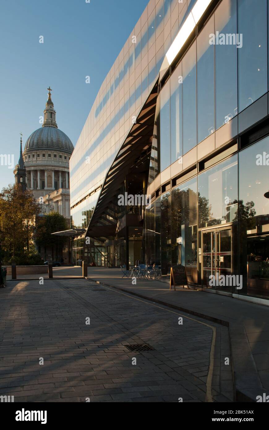 Centro commerciale al dettaglio uffici Arcade Glass Pannellature Matte Bronze Shadows One 1 New Change, Londra EC4M by Ateliers Jean Nouvel Foto Stock