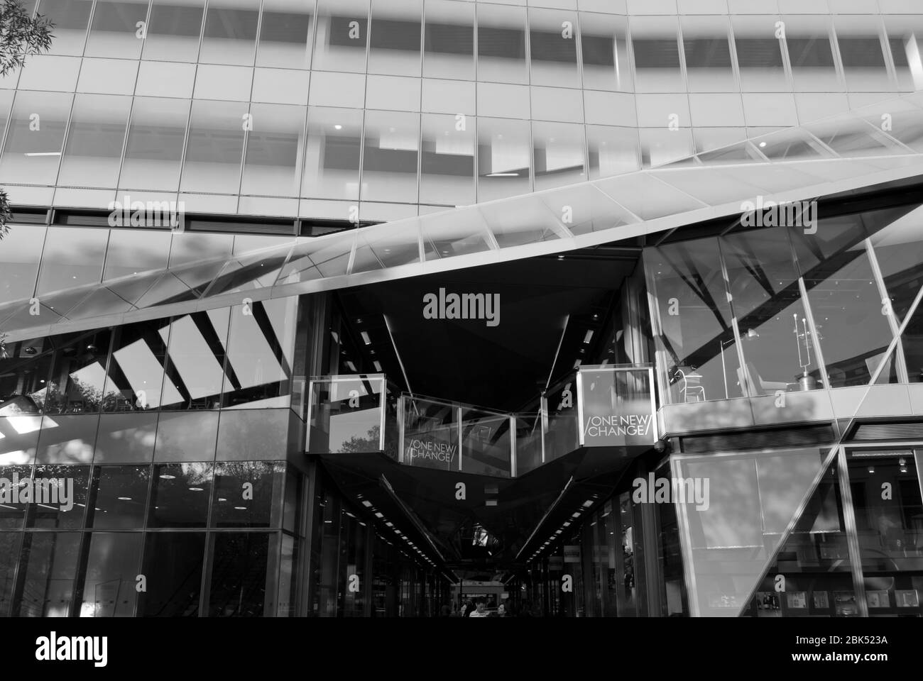 Centro commerciale al dettaglio uffici Arcade Glass Pannellature Matte Bronze Shadows One 1 New Change, Londra EC4M by Ateliers Jean Nouvel Foto Stock Centro commerciale al dettaglio uffici Arcade Glass Pannellature Matte Bronze Shadows One 1 New Change, Londra EC4M by Ateliers Jean Nouvel Foto Stock