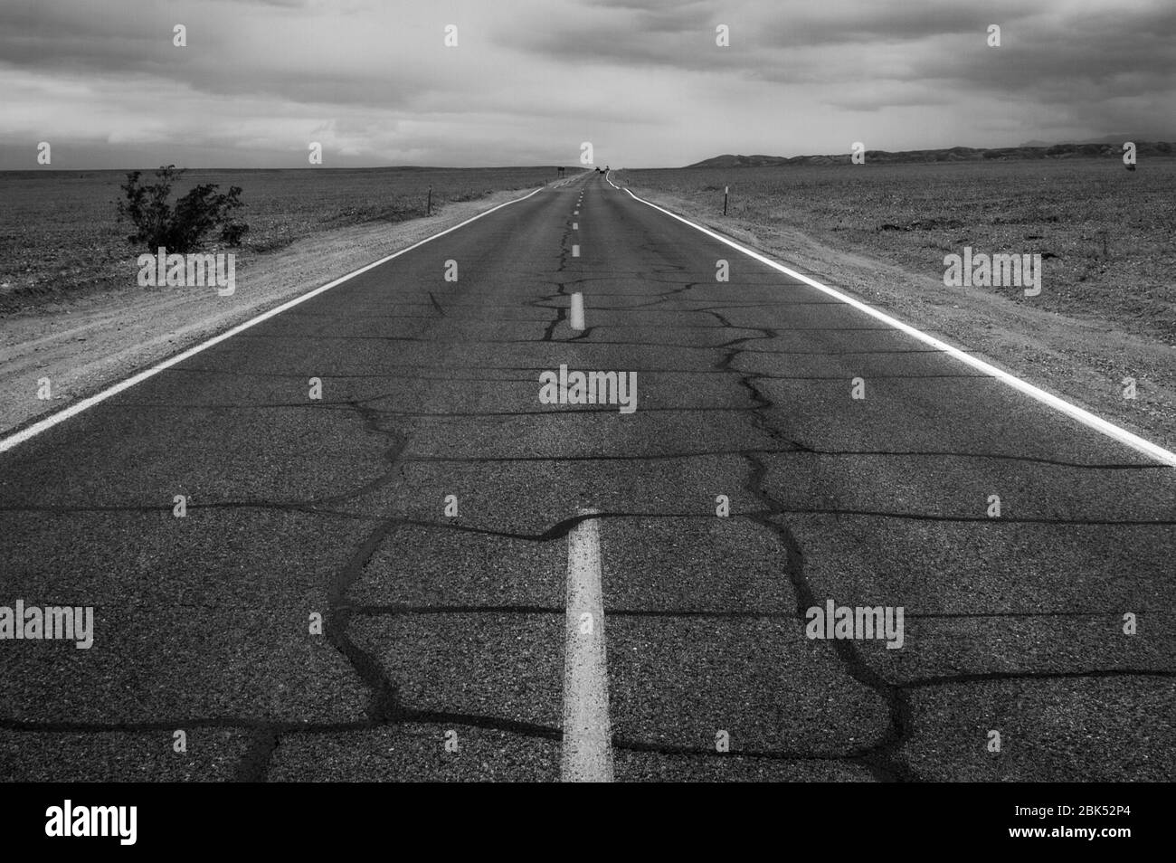 L'autostrada passa attraverso il Death Valley National Park, California Foto Stock