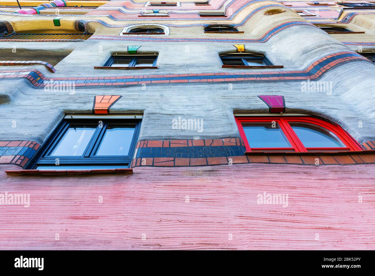 Darmstadt, Germania 08 aprile 2018: Dettaglio della facciata dell'edificio Waldspirale a Darmstadt. Fu progettato da Friedensreich Hundertwasser, completato 2 Foto Stock