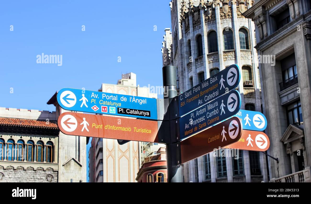 Indicazione con frecce di informazioni per gli ospiti della città e turisti in via Barcellona. Barcellona, Catalogna, Spagna. Foto Stock