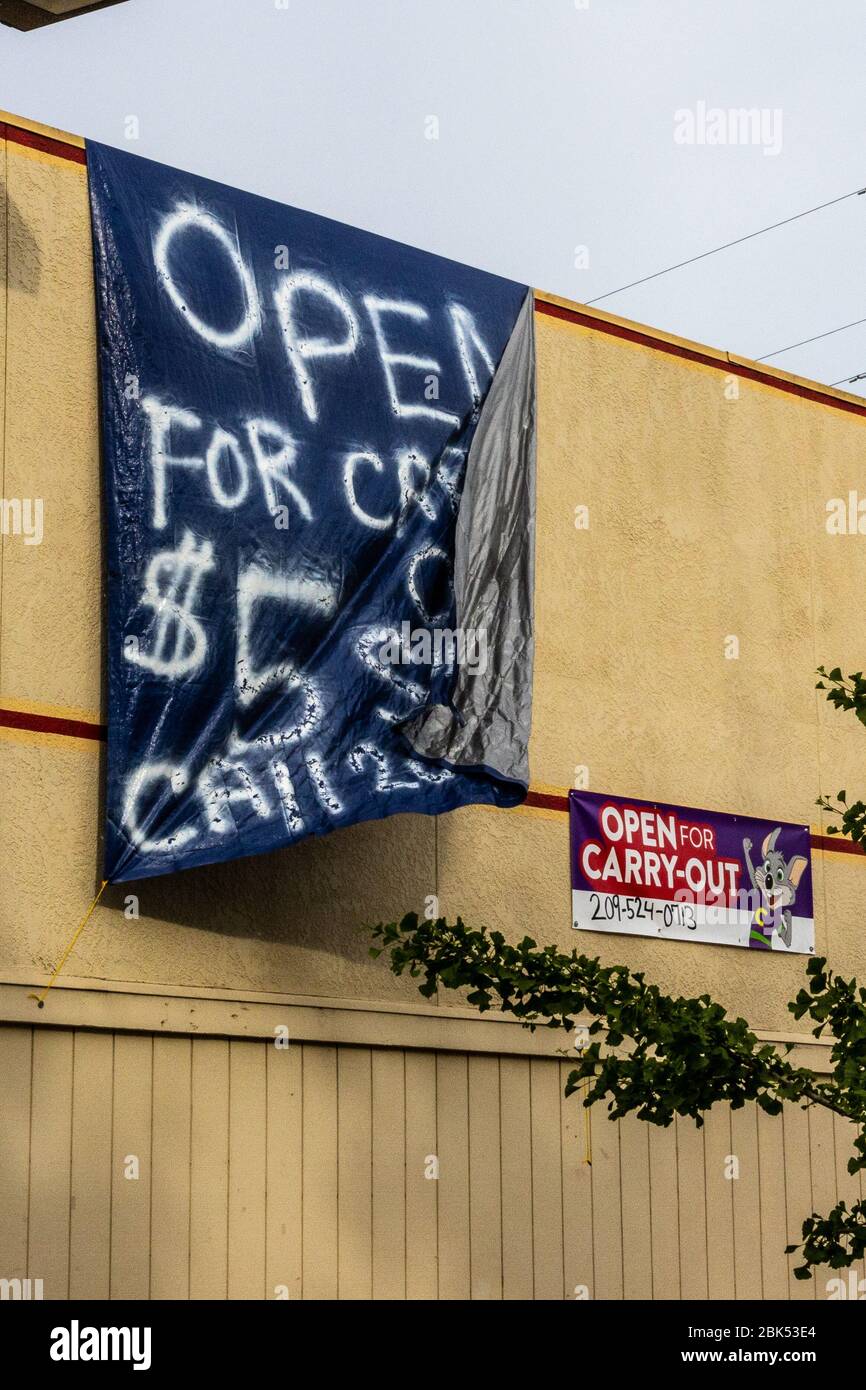 Il negozio Chuck e Cheese di Modesto, che lottava per rimanere aperto durante la pandemia, offre pizza da asporto. Foto Stock