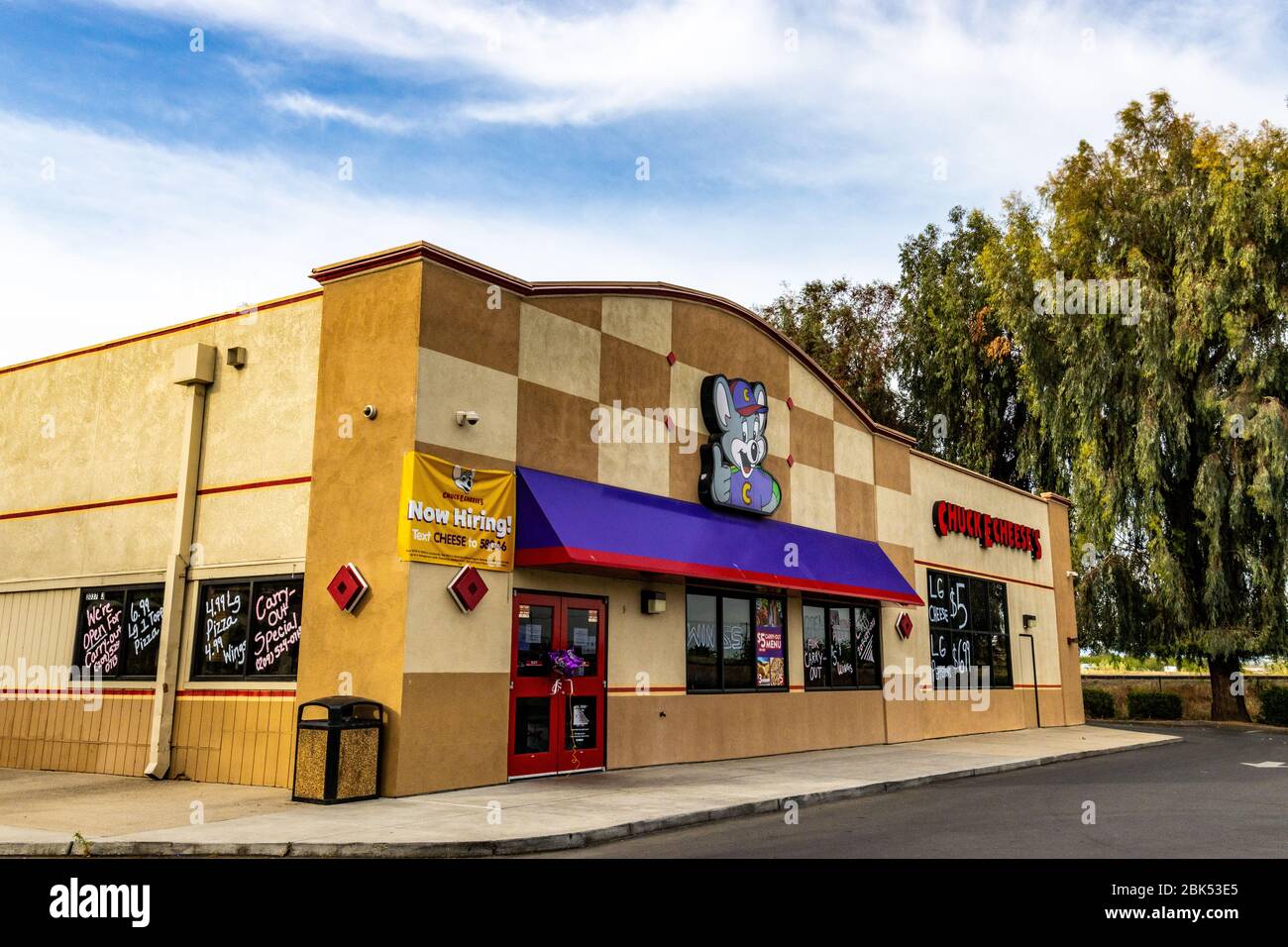 Il negozio Chuck e Cheese di Modesto, che lottava per rimanere aperto durante la pandemia, offre pizza da asporto. Foto Stock