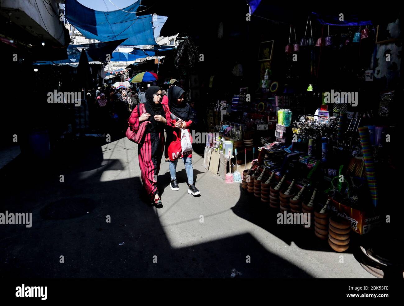 Gaza, striscia di Gaza, Palestina. 28 Aprile 2020. Donne palestinesi che fanno shopping al mercato.al-Zawiya aperto per i palestinesi di fare acquisti durante il mese santo di Ramadan, indipendentemente dalla pandemia COVID-19 continua a minacciare. Ramadan è un periodo di riflessione e di contatto sociale. I credenti digiunano dall'alba al tramonto e poi si riuniscono intorno a una cena familiare o comunitaria ogni sera del mese islamico più sacro. Credit: Mahmoud Issa/SOPA Images/ZUMA Wire/Alamy Live News Foto Stock