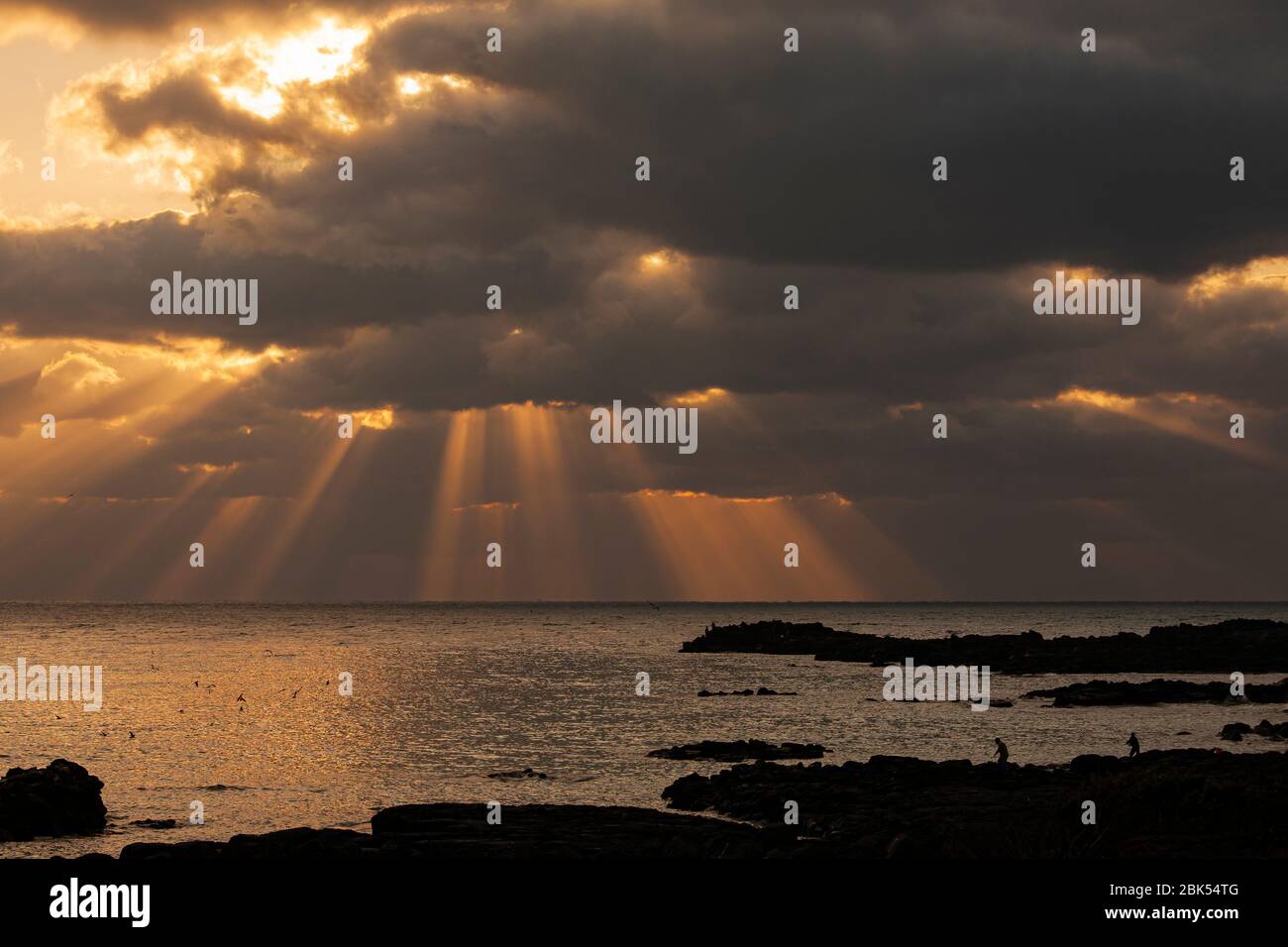 luce del sole spettacolare lungo il mare Foto Stock