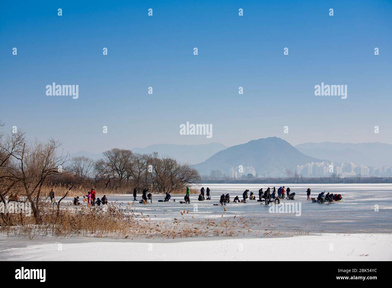 Molte persone che godono di pesca sul ghiaccio al lago Uiamho, Chuncheon-si, Corea Foto Stock
