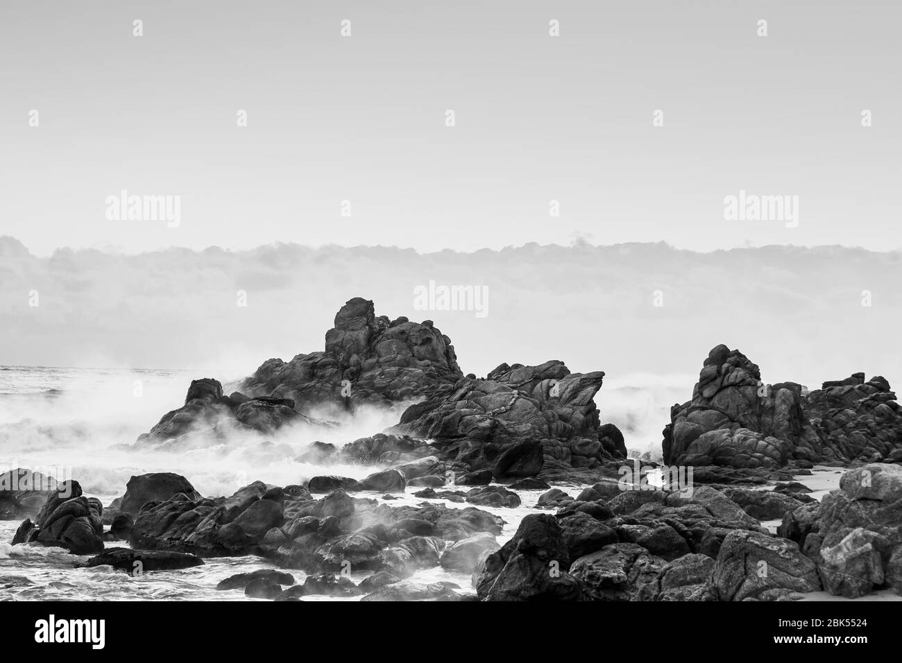Bianco / nero, bello scenario di onde con le rocce al mare, a lunga esposizione Mare Est, Uljin-gun, Corea Foto Stock