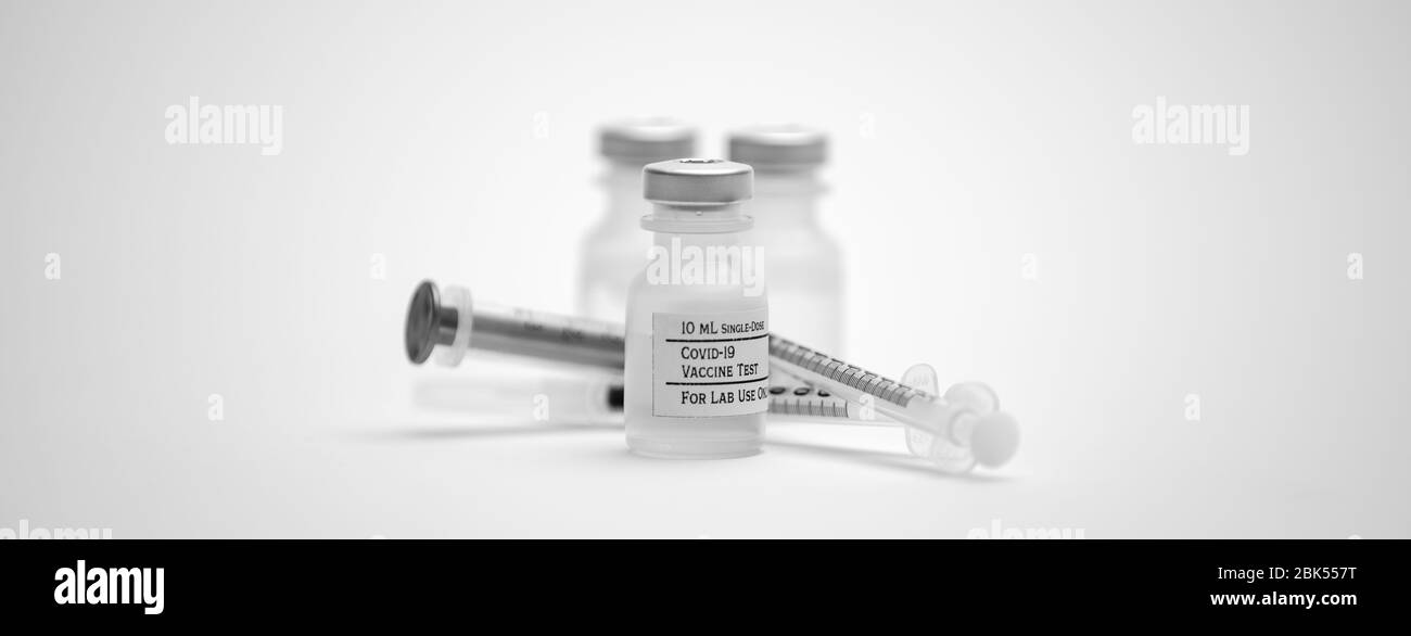 Tre flaconcini di vaccino di prova Covid-19 e tre siringhe isolate su fondo bianco. Foto Stock