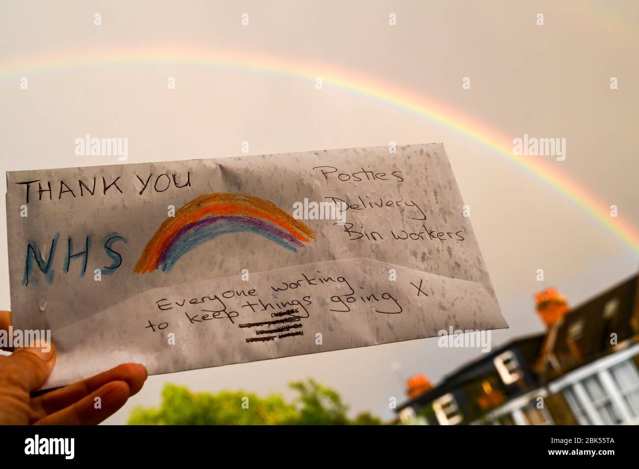 Un disegno iridato con grazie al NHS e ai principali operatori come il postale, la consegna e i rifiuti. Questo è tenuto sotto un vero arcobaleno. Foto Stock