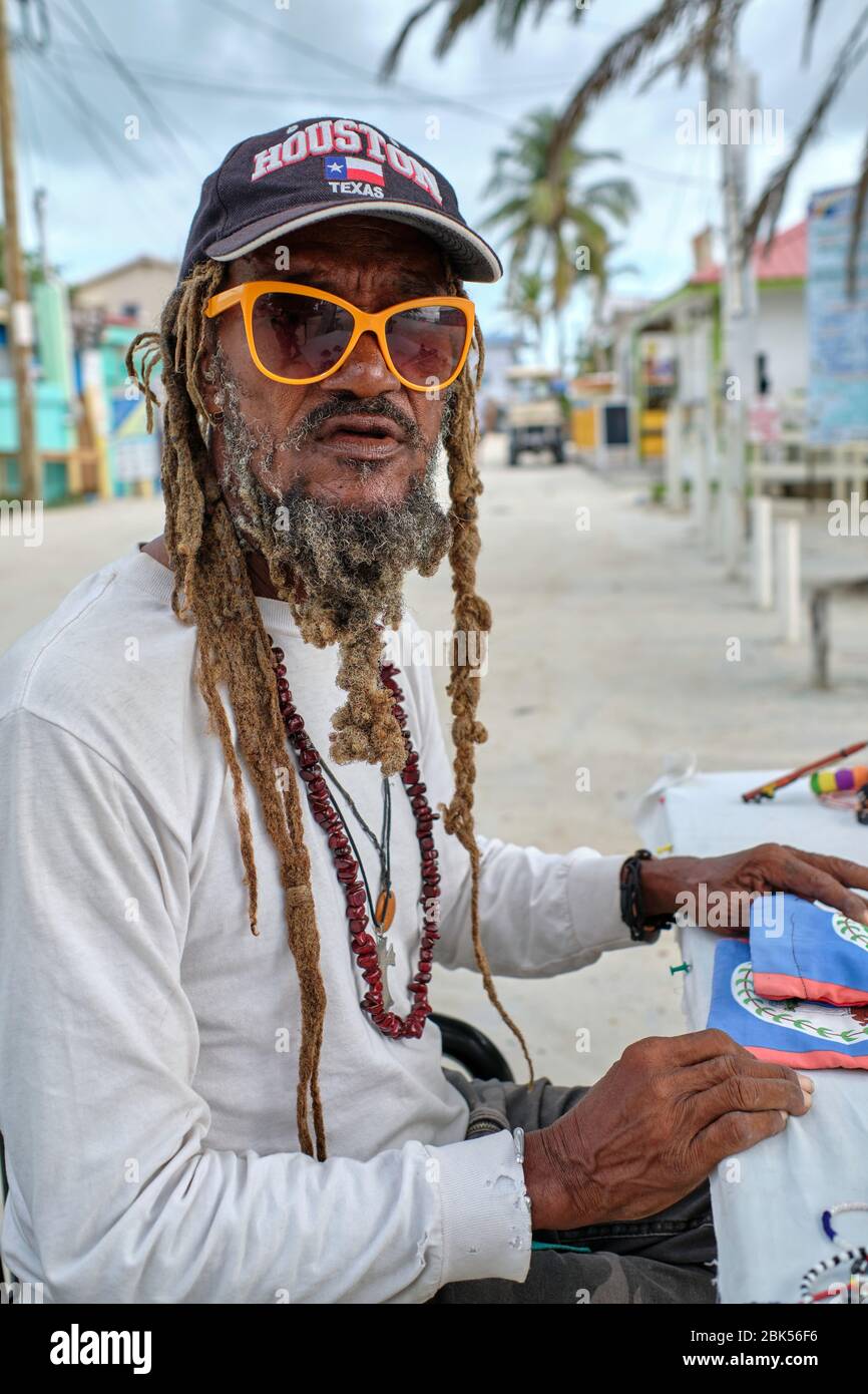 Zamban belizean che vende artigianato in strada. Foto Stock