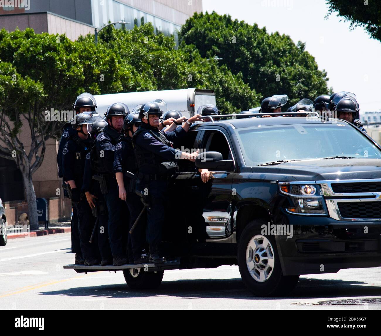 La polizia si prepara per un giro di disordini civili in un veicolo di polizia durante una protesta Black Lives Matter a Los Angeles durante l'epidemia di Coronavirus Foto Stock