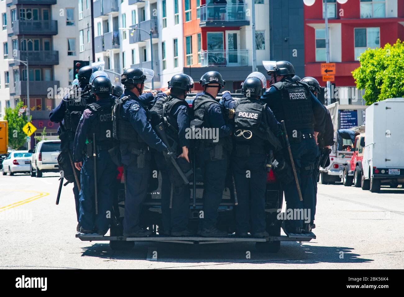La polizia si prepara per un giro di disordini civili in un veicolo di polizia durante una protesta Black Lives Matter a Los Angeles durante l'epidemia di Coronavirus Foto Stock
