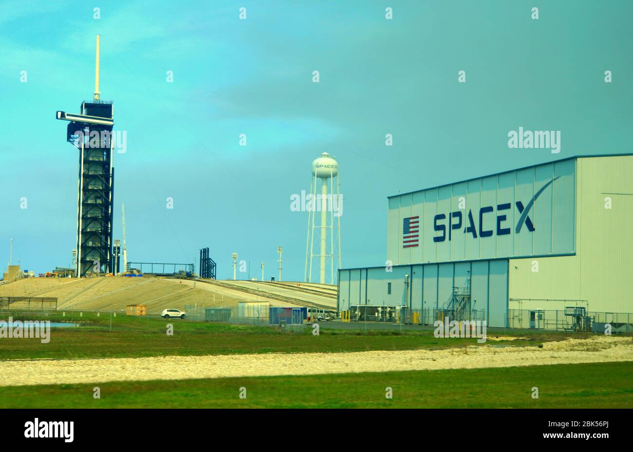 Cape Canaveral, Florida, U.S.A - 17 febbraio 2019 - la vista dell'edificio SpaceX vicino ad un pattino di lancio del razzo Foto Stock