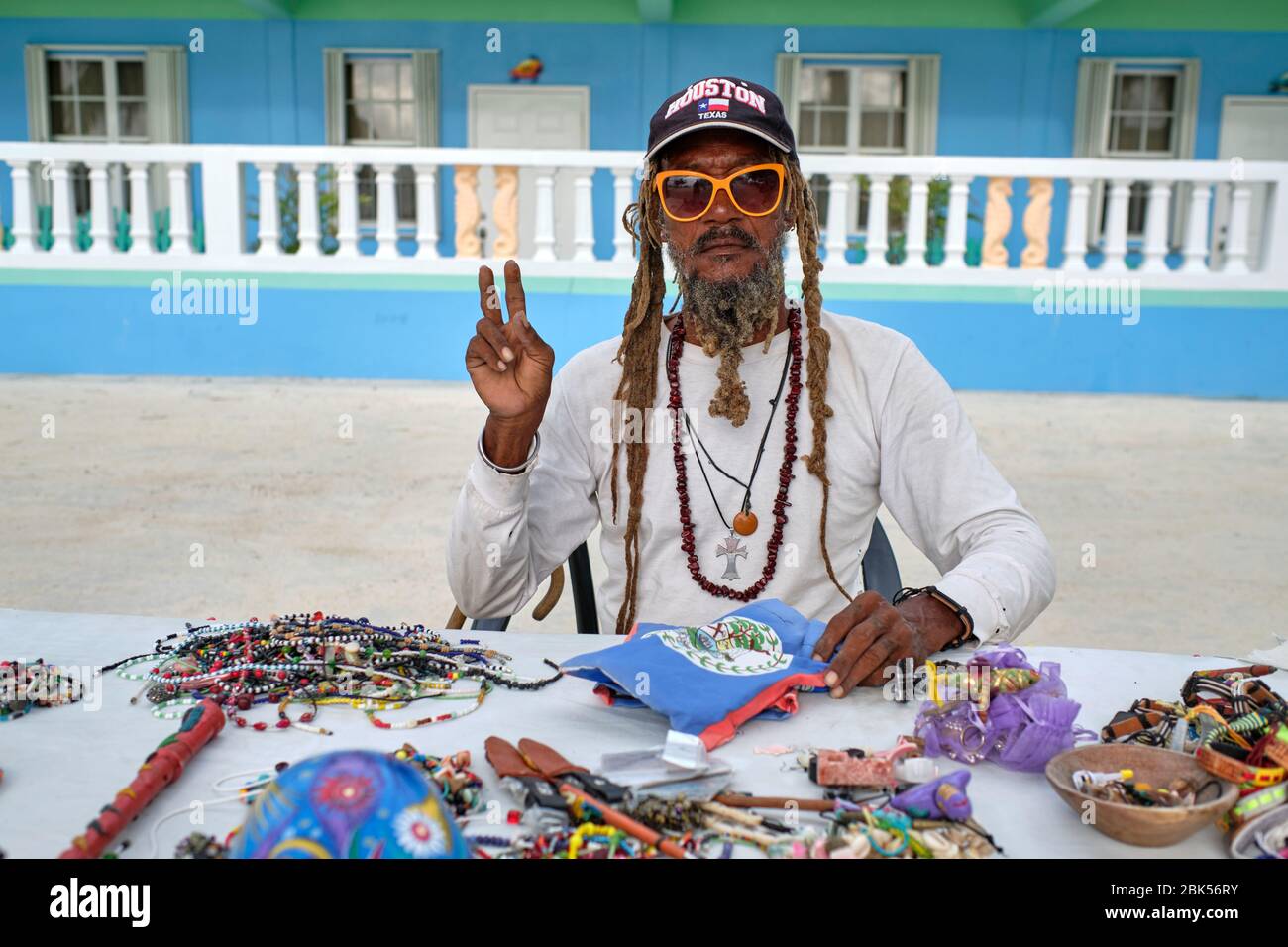 Zamban belizean che vende artigianato in strada. Foto Stock