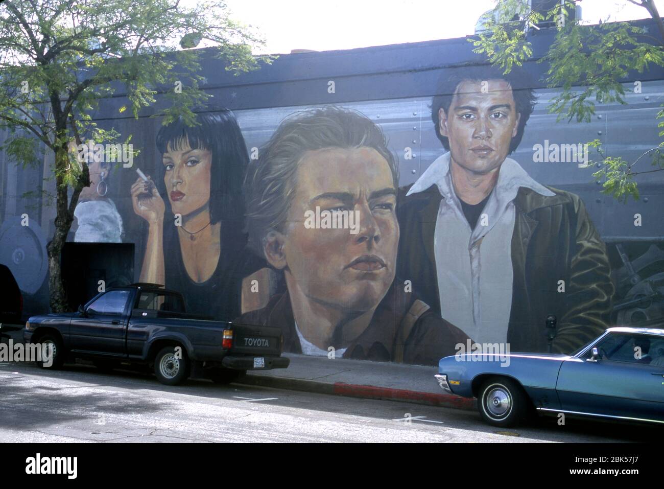 Murale raffigurante giovani star di Hollywood, tra cui Leonard DiCaprio e Uma Thurman, nel quartiere di Los Feliz di Hollywood, California Foto Stock