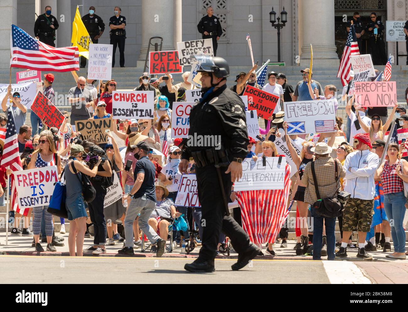 Manifestanti che protestano contro l'ordine di soggiorno a City Hall, Los Angeles, California, il 1° maggio 2020. Foto Stock